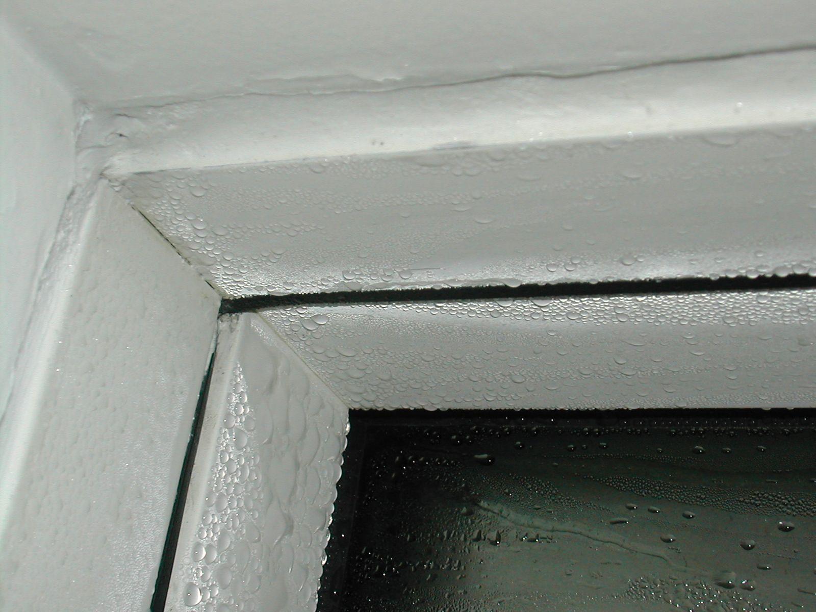 Hyper-condensations sur une menuiserie extérieure en aluminium.
